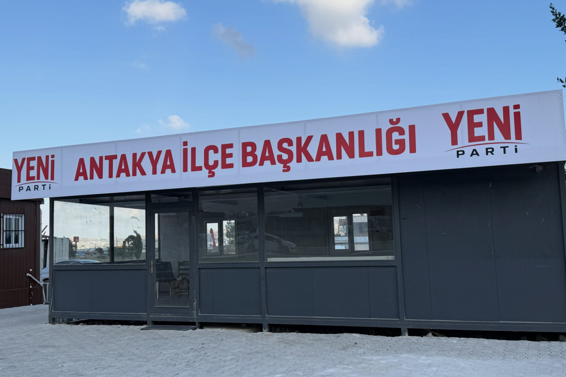 YENİ PARTİ'NİN İLK TABELASI HATAY'DA ASILDI